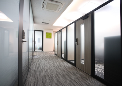 パーテーションで間仕切りしたブース