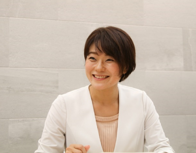 浅川絢子氏