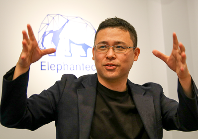 小長井哲氏