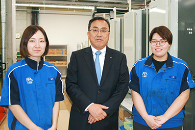 印刷部（工場）では女性社員も活躍。